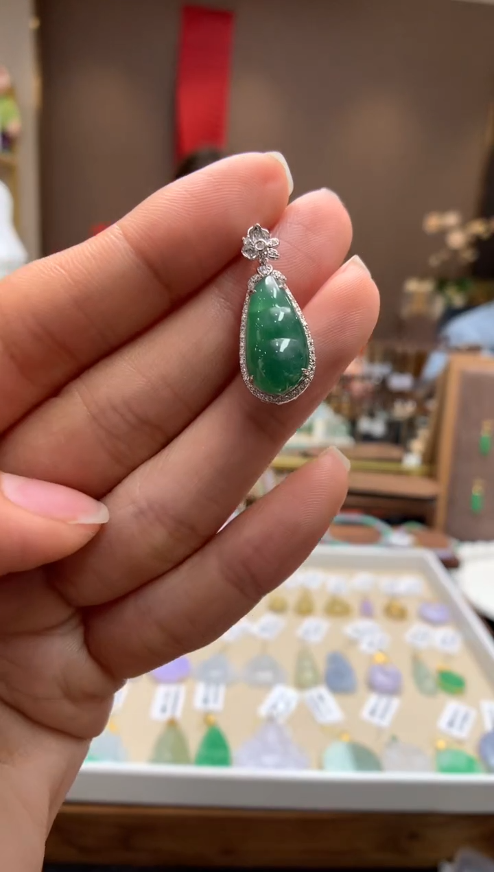 【闪购商品】翡翠颈饰18K金镶嵌福豆