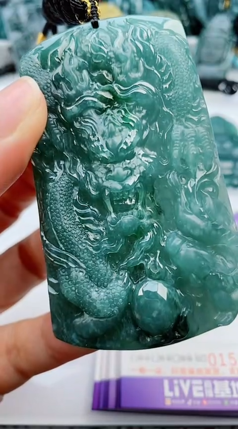 翡翠未镶嵌颈饰              