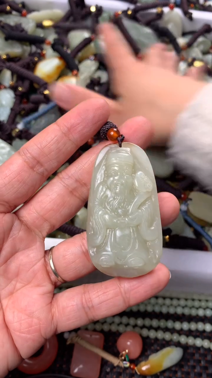 【闪购商品】和田玉颈饰未镶嵌多样性发货没有证书.拍一发一，有瑕