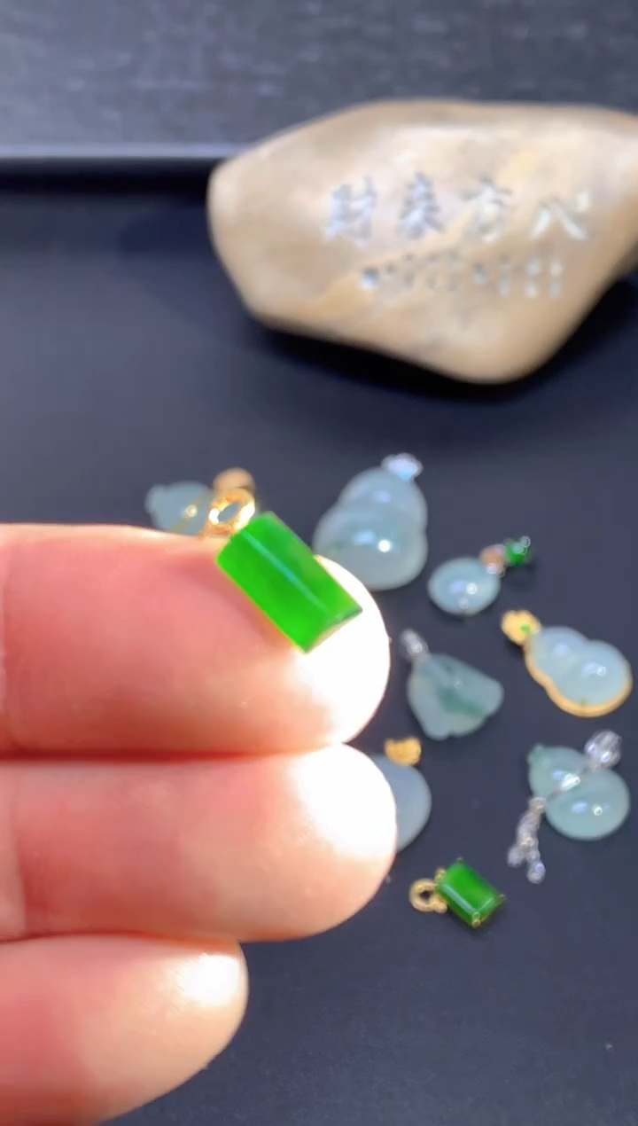 颈饰18K金镶嵌翡翠        