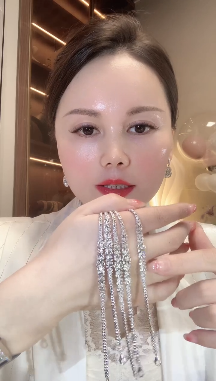 【闪购商品】钻石手链18K金镶嵌C45 多样性发货一件