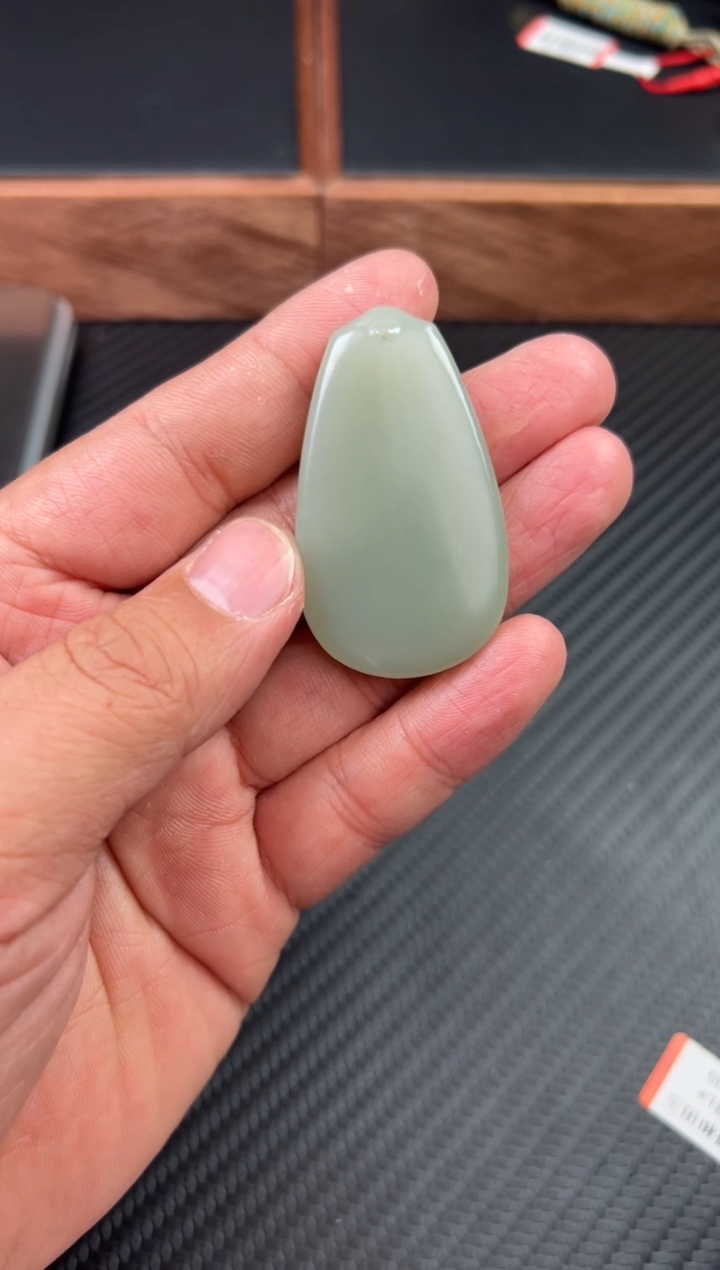 【闪购商品】和田玉吊坠(赠链)未镶嵌且末微色差近矿