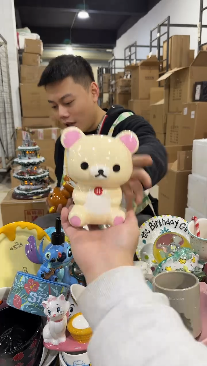 瓷片米黄色轻松熊钱罐