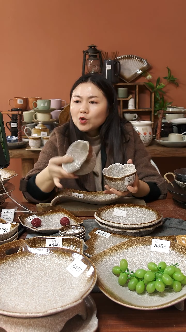 陶瓷A313 两只陶瓷粗陶花边小碗两只可能微瑕