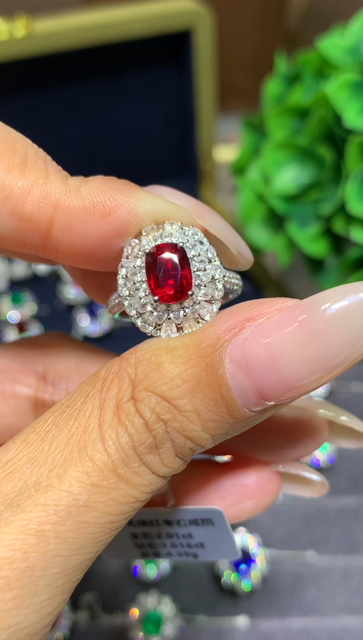 18K金镶嵌戒指红宝石2.01ct