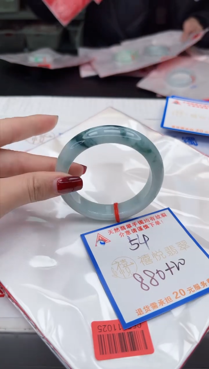 【闪购商品】翡翠手镯未镶嵌，手镯均需要有包容心