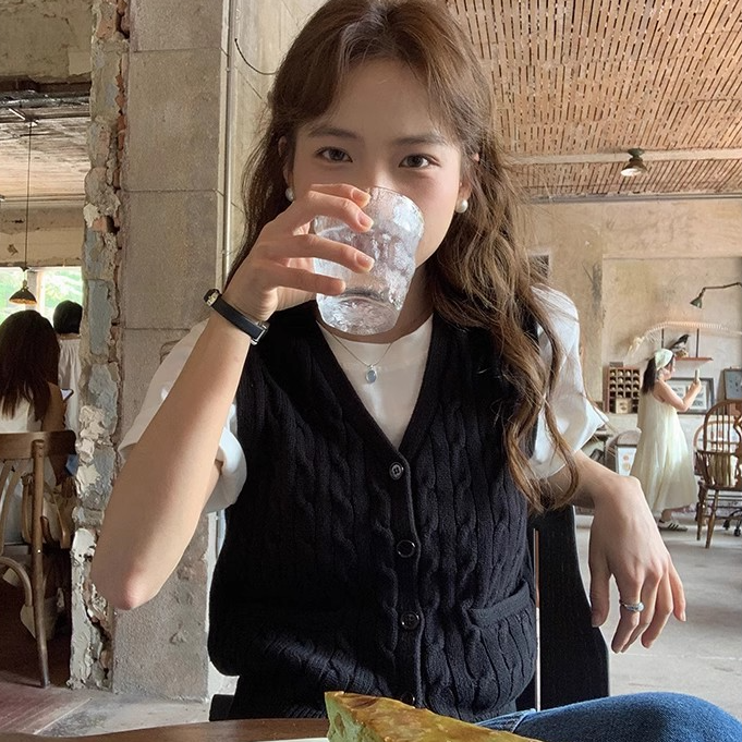 法式复古腔调黑色V领针织背心女士秋季新款无袖外搭马甲叠穿上衣