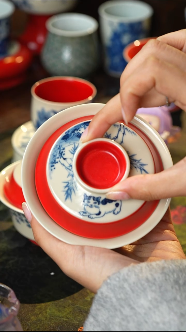 雨香斋宫墙红猫咪高脚飞碟盖碗