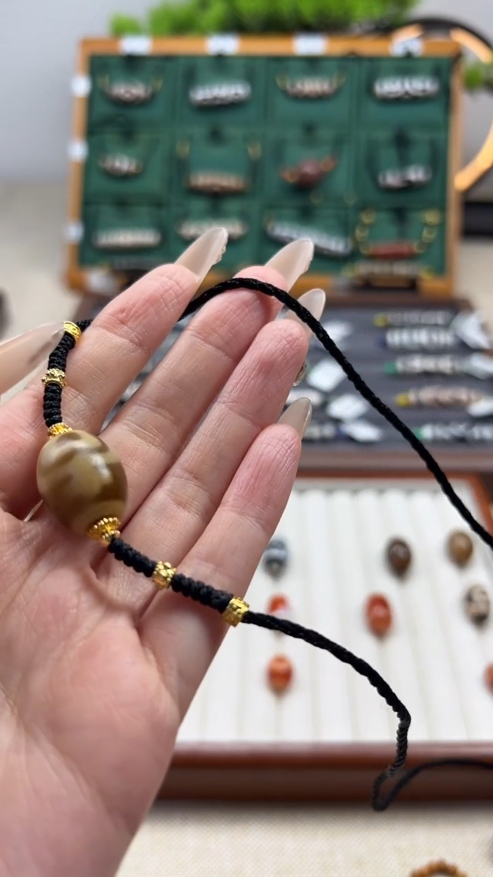 玛瑙/玉髓（覆膜）颈饰合金28微瑕随机发货