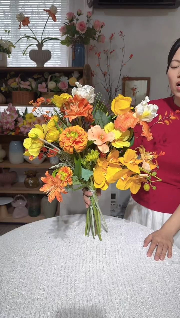 70  橘黄色系手感鸢尾花郁金香蝴蝶兰混搭花束，清仓尾货福利