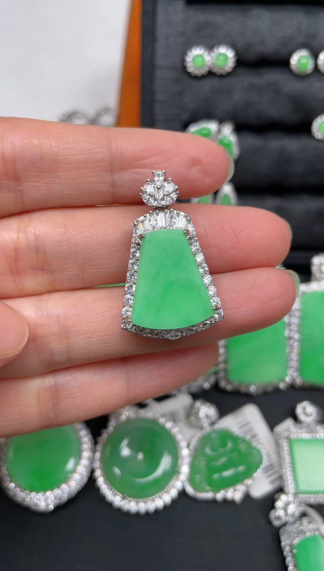 【闪购商品】翡翠吊坠(赠链)银S925镶嵌翡翠