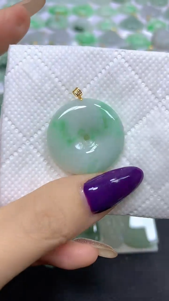 颈饰18K金镶嵌翡翠 