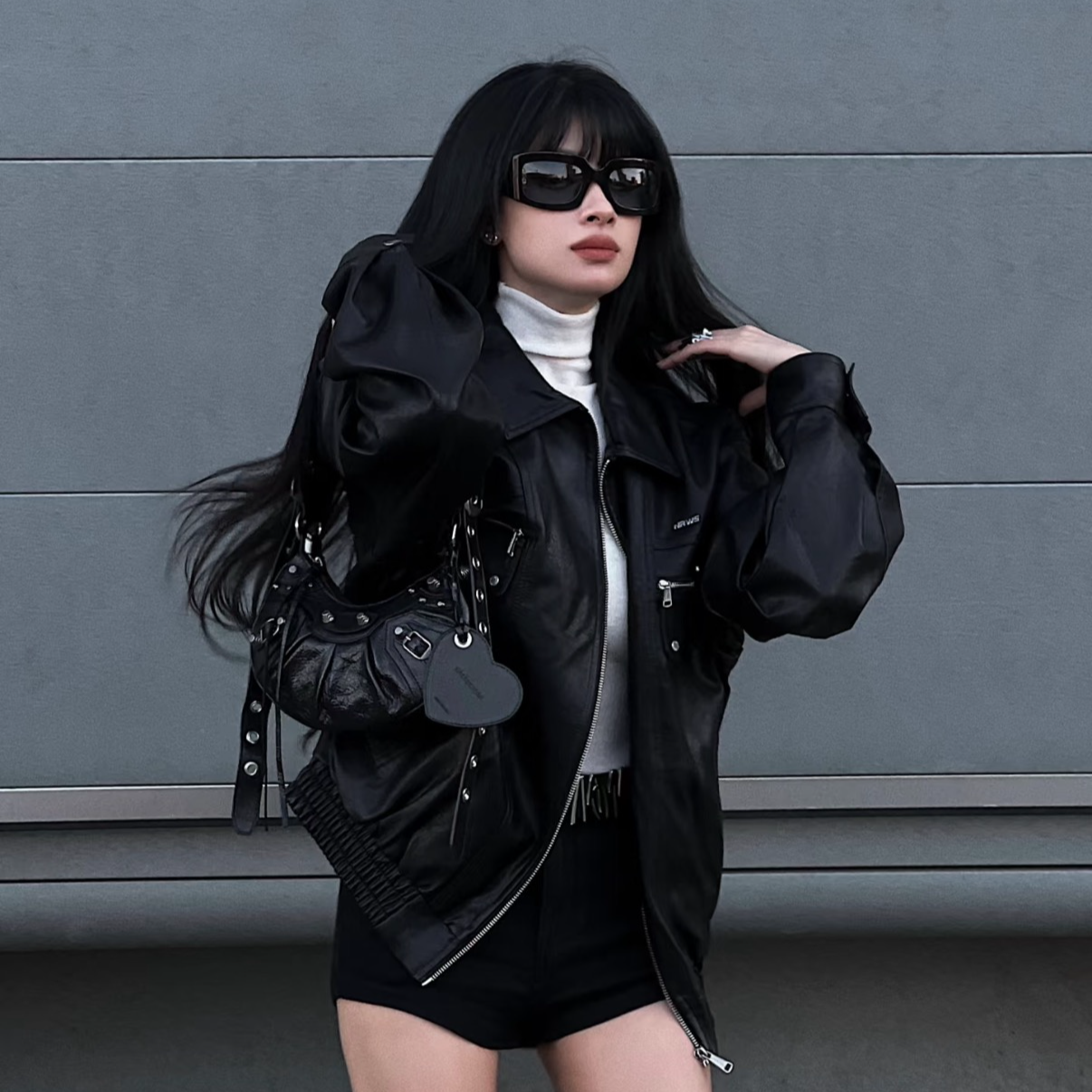 95新 Balenciaga/巴黎世家 展会外场！黑色豌豆机车包