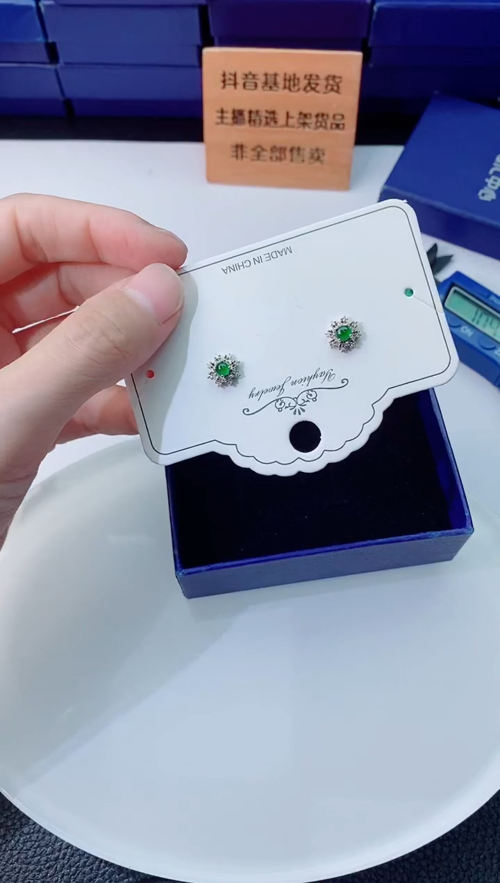 颈饰未镶嵌翡翠   `