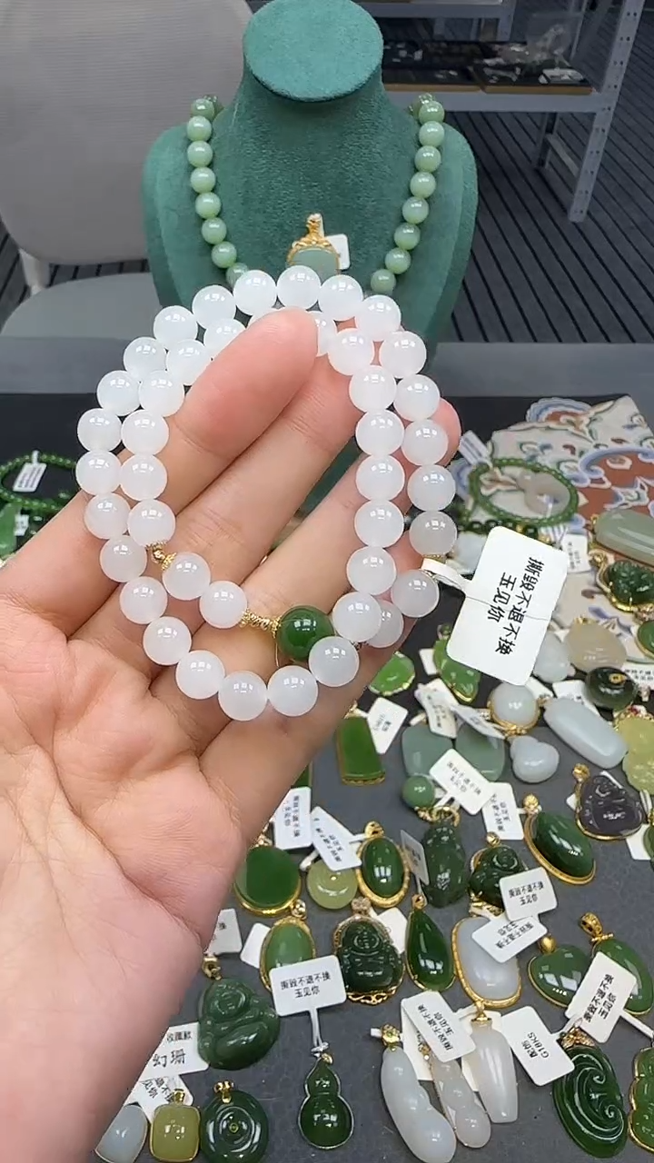 18K金镶嵌和田玉挂件1