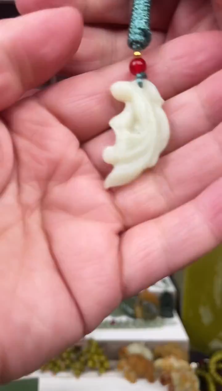 未镶嵌蛇纹石玉颈饰`