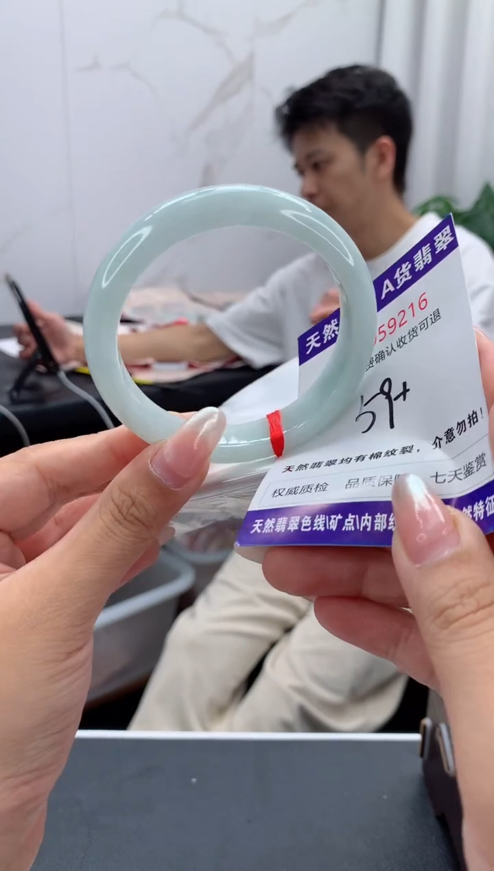 未镶嵌手镯翡翠有纹，完美者勿拍