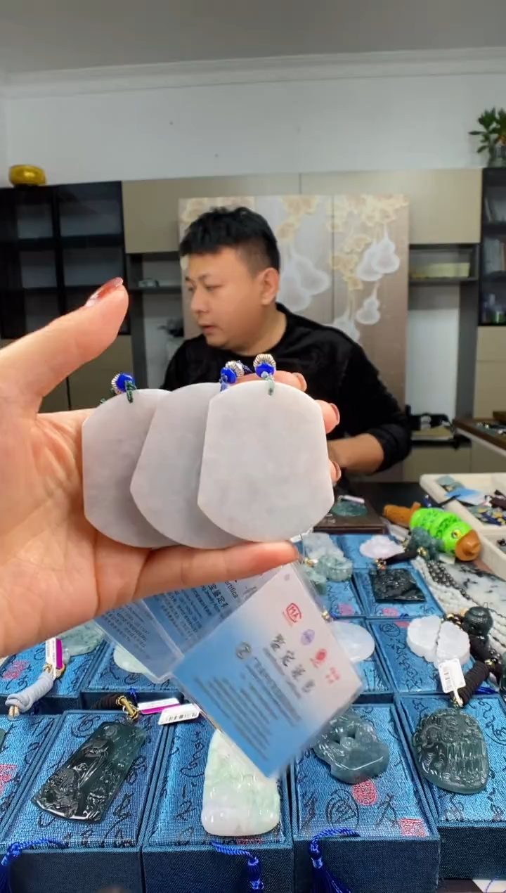 颈饰未镶嵌翡翠 多样性发其一