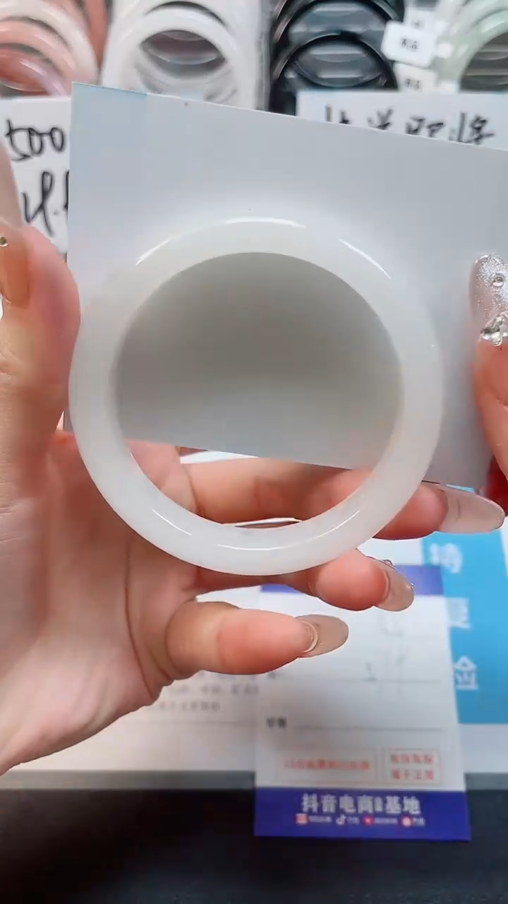 【闪购商品】石英质玉手镯未镶嵌55