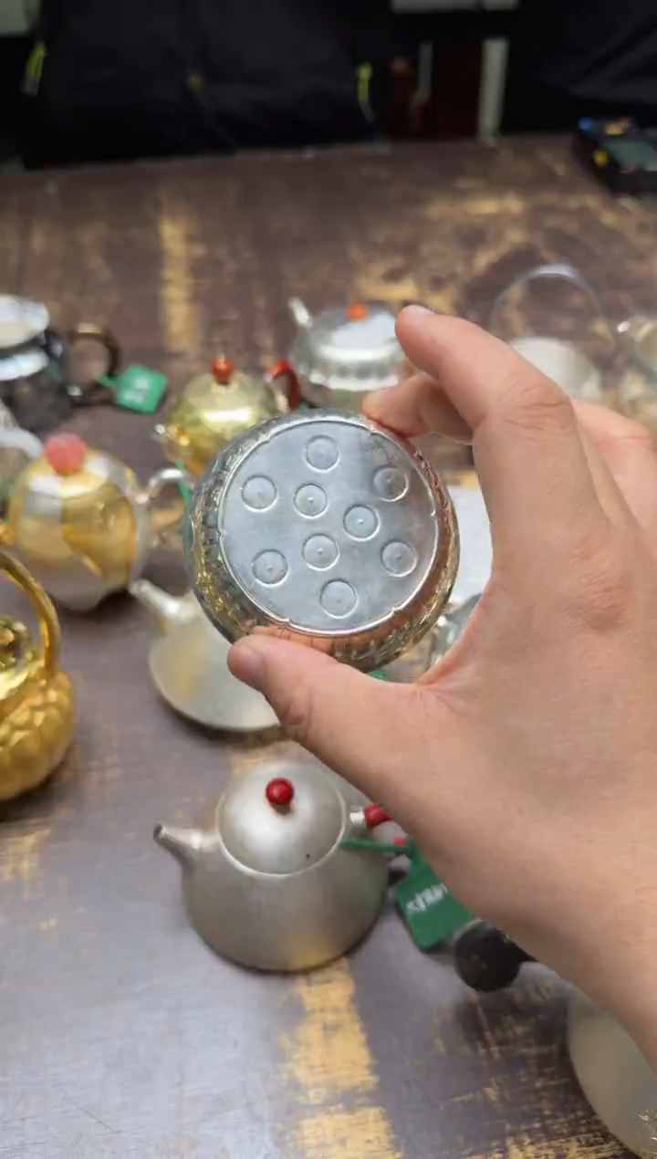 A*呆坐浮雕錾刻如意莲蓬盖置