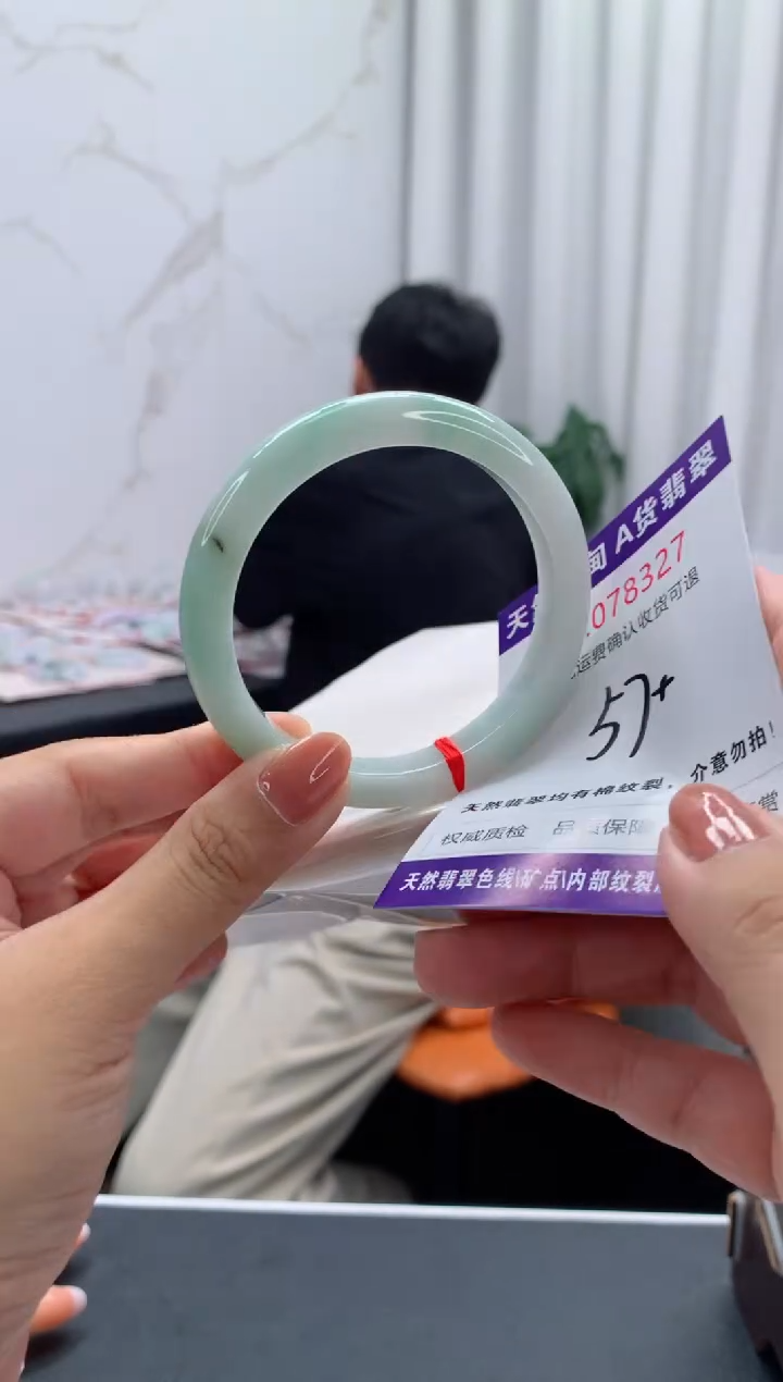 未镶嵌手镯翡翠有纹，完美者勿拍