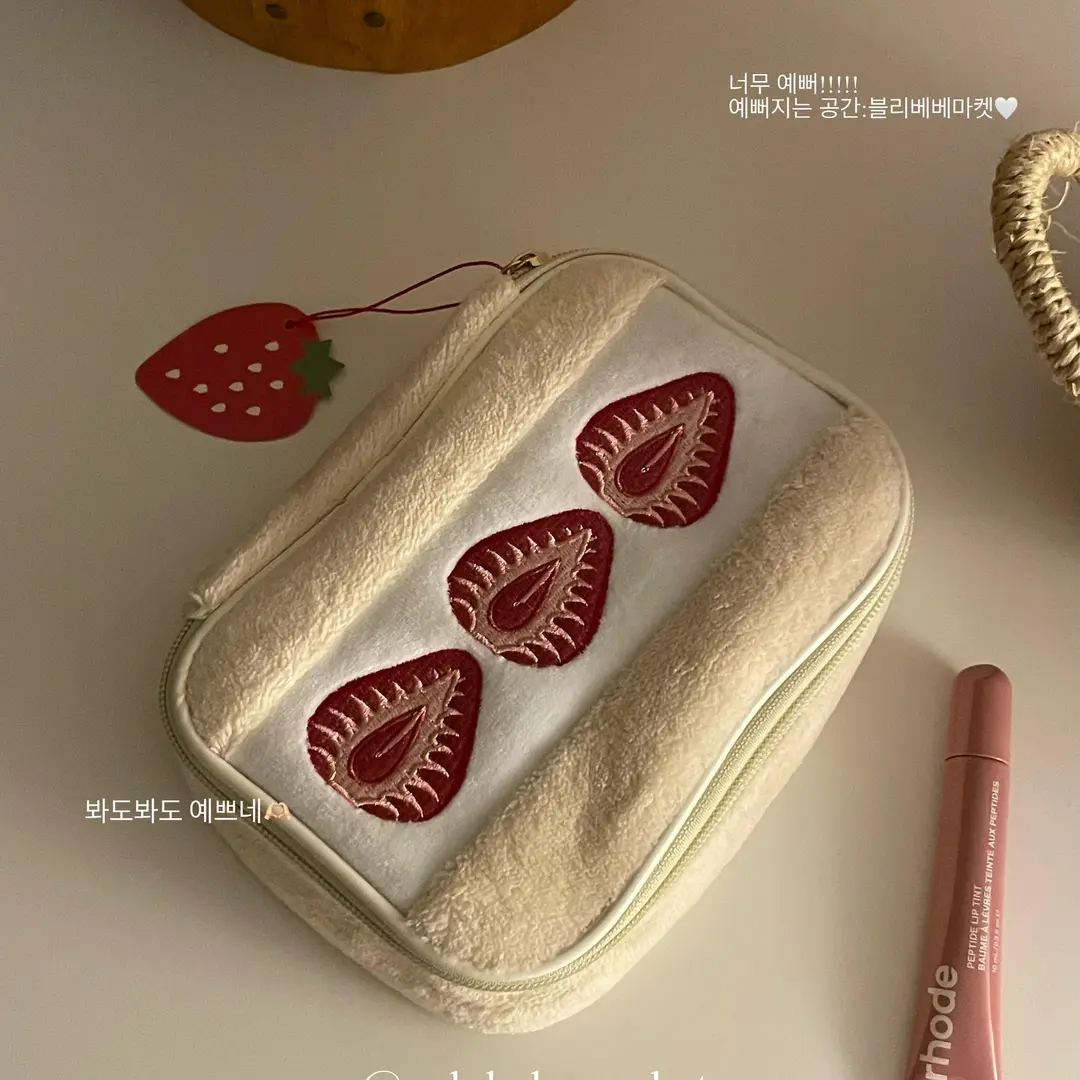 【安宥真同款】韩版草莓三明治收纳包毛绒刺绣少女心 · 草莓化妆包