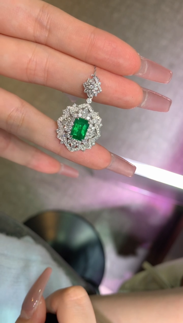 吊坠(不含链)18K金镶嵌祖母绿2.15CT