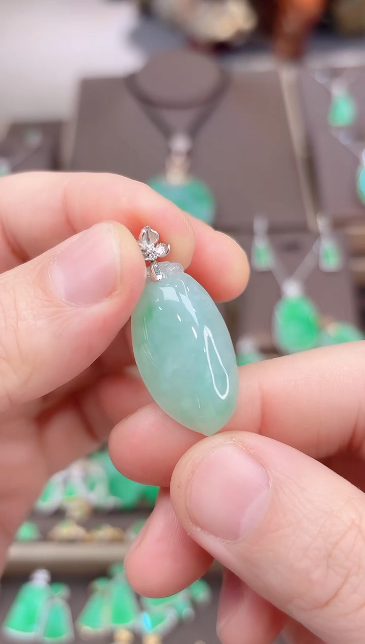 【闪购商品】翡翠吊坠(赠链)18K金镶嵌豆子吊坠