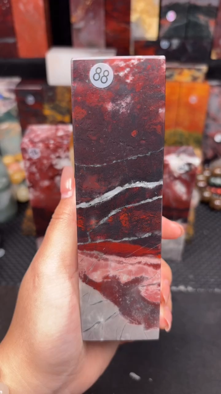 玉 桂林鸡血家居摆件 编号：88（有裂介意者勿拍）