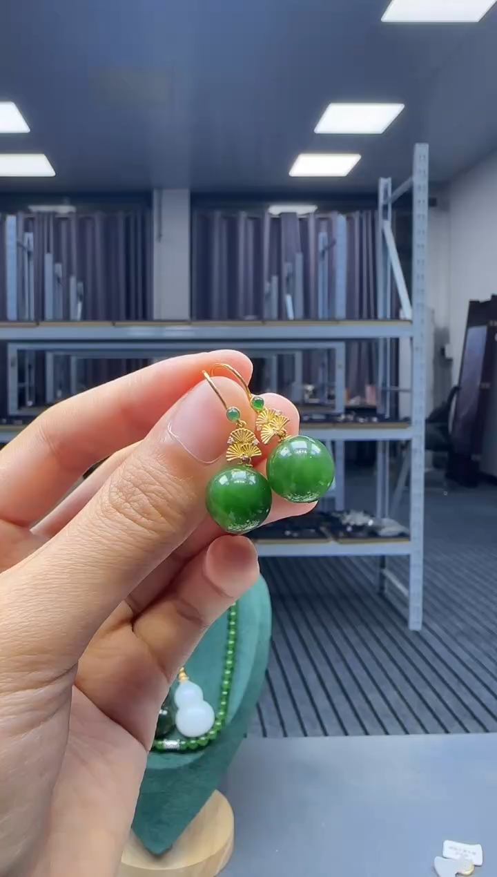 18K金镶嵌和田玉耳饰1