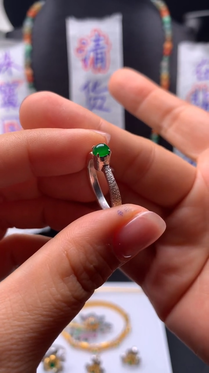 未镶嵌定制翡翠4.9x4.8mm 玻璃种小蛋面