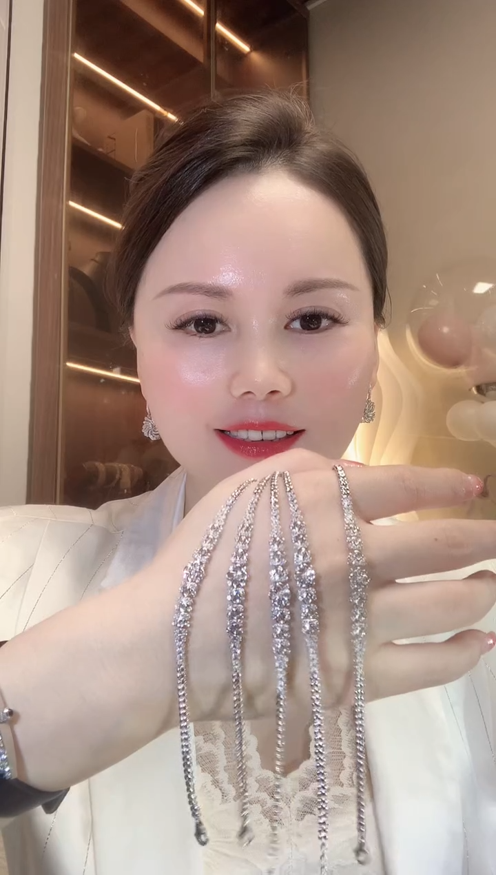 【闪购商品】钻石手链18K金镶嵌C4 多样性发货一件