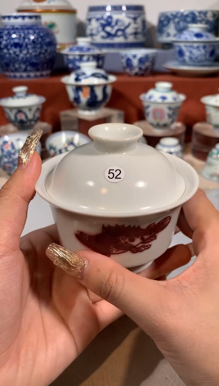 【闪购商品】摆件釉里红鱼藻盖碗
