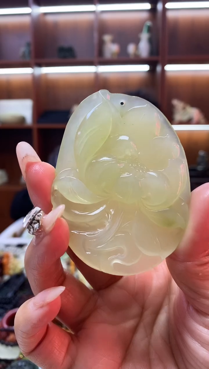 未镶嵌蛇纹石玉吊坠    