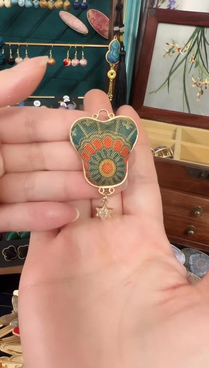 【闪购商品】【孤品年初五发】芭蕉宝相花胸针AAA