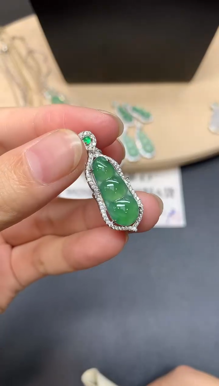 【闪购商品】翡翠吊坠(不含链)银S925镶嵌福豆【多样性发其一】