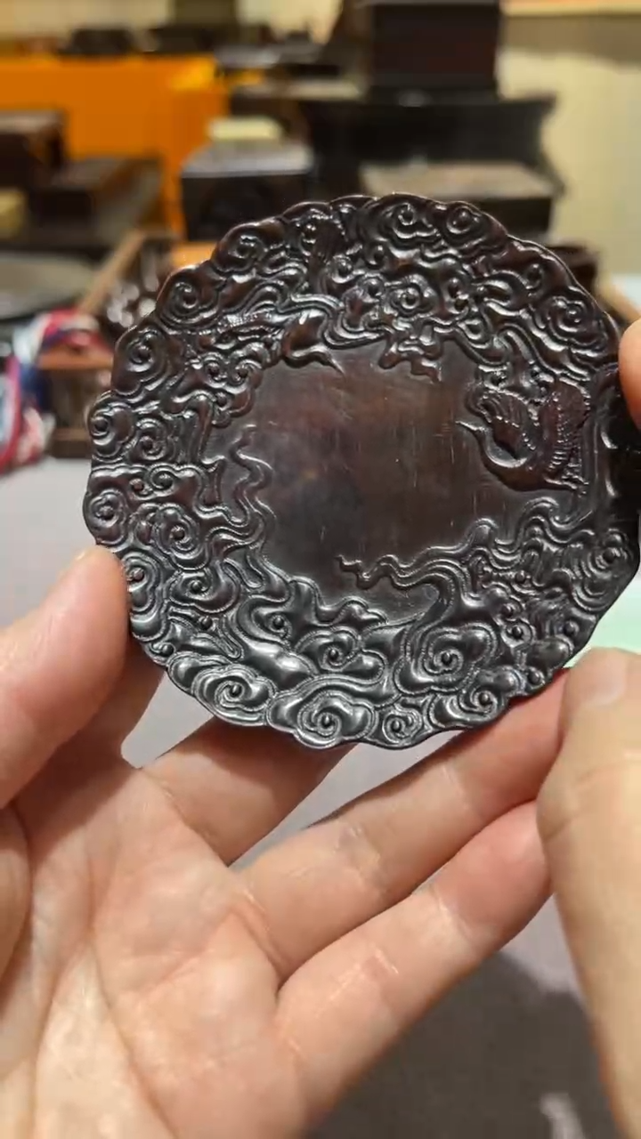 红酸枝木类精品木雕精工细作