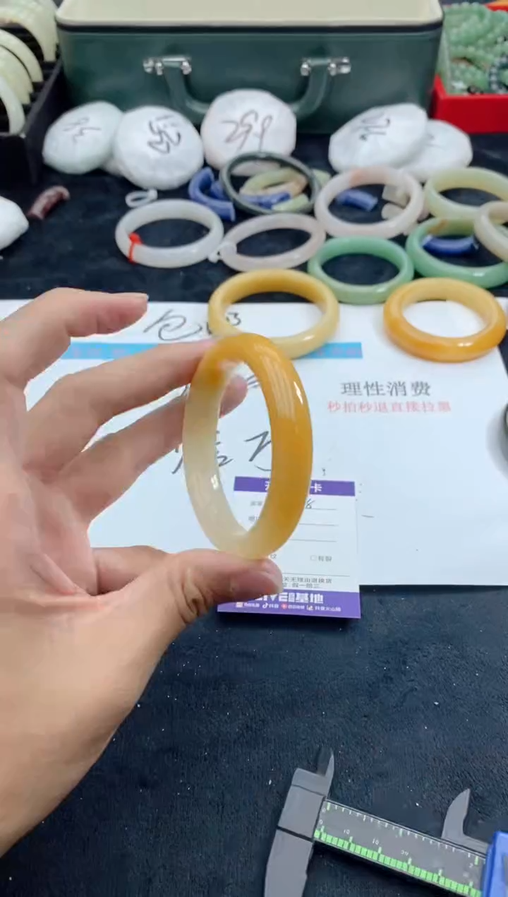 【闪购商品】石英质玉手镯未镶嵌108