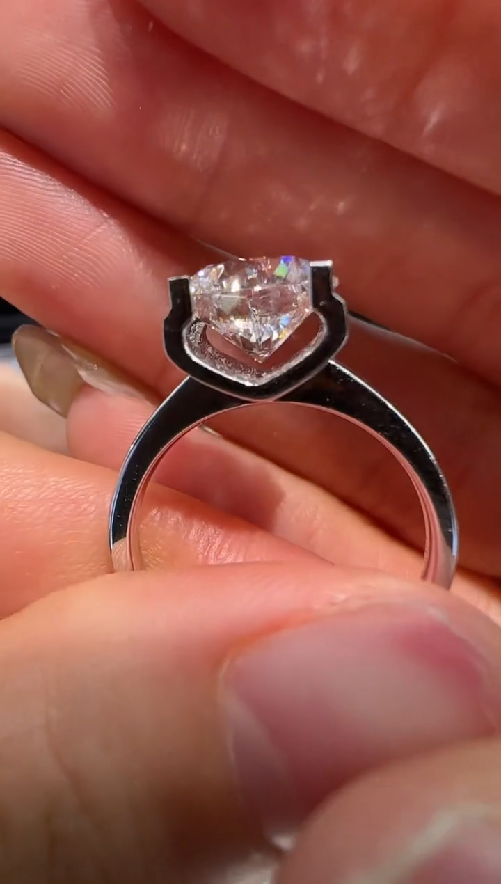 【闪购商品】实验室培育钻石18K金镶嵌牛头戒指2.6ct12圈