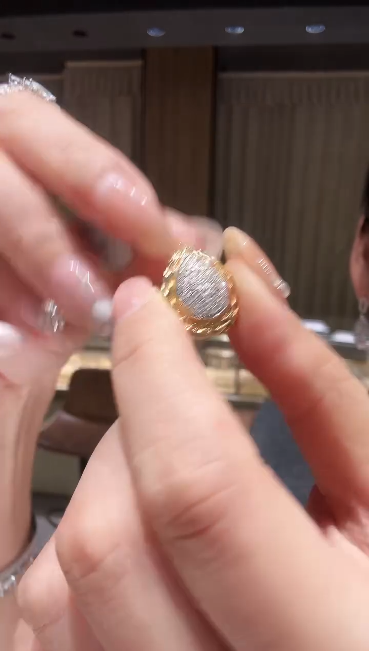 18K金镶嵌吊坠（不含链）钻石水滴