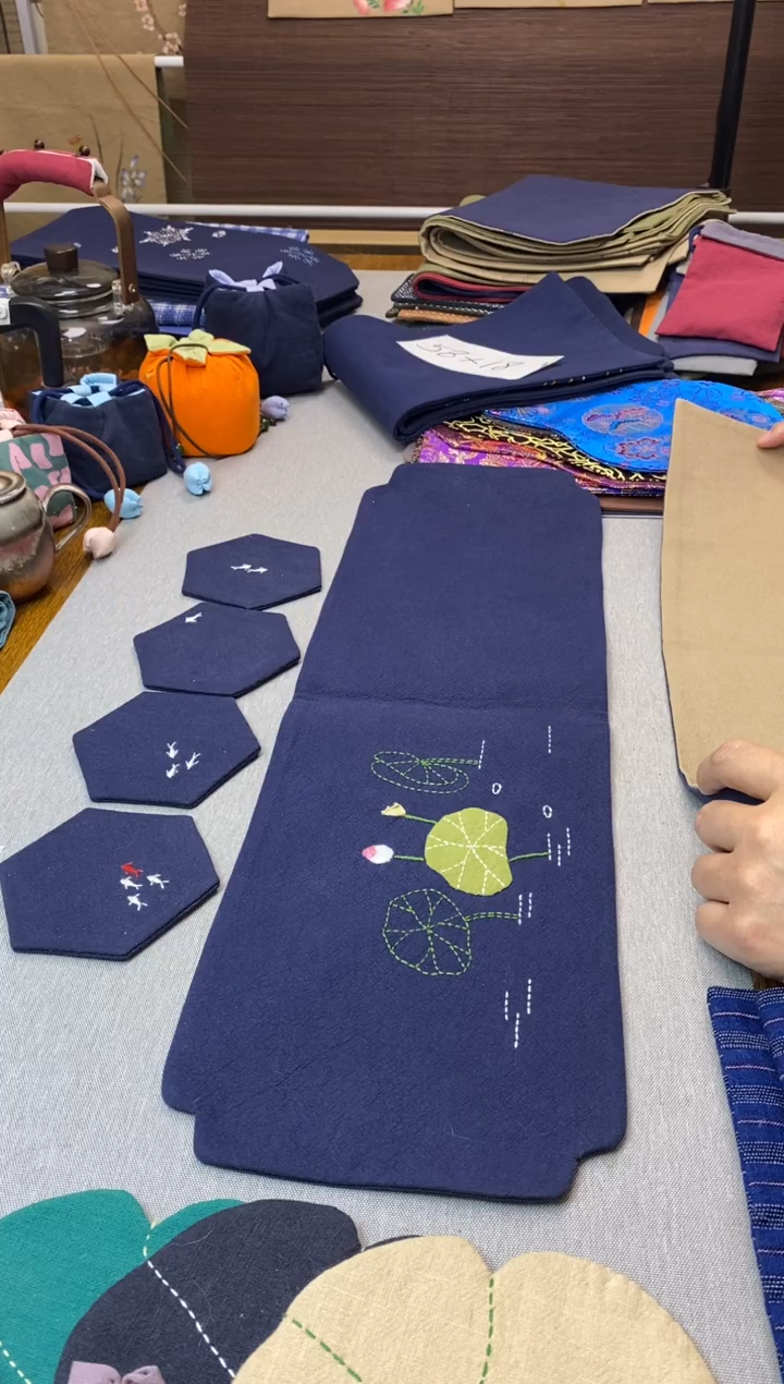 手绘荷趣茶席+小鱼杯垫一套