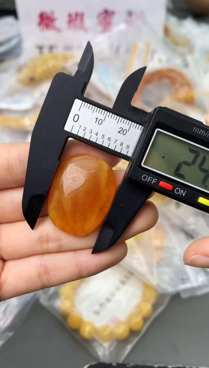 未镶嵌琥珀珠宝奇石106