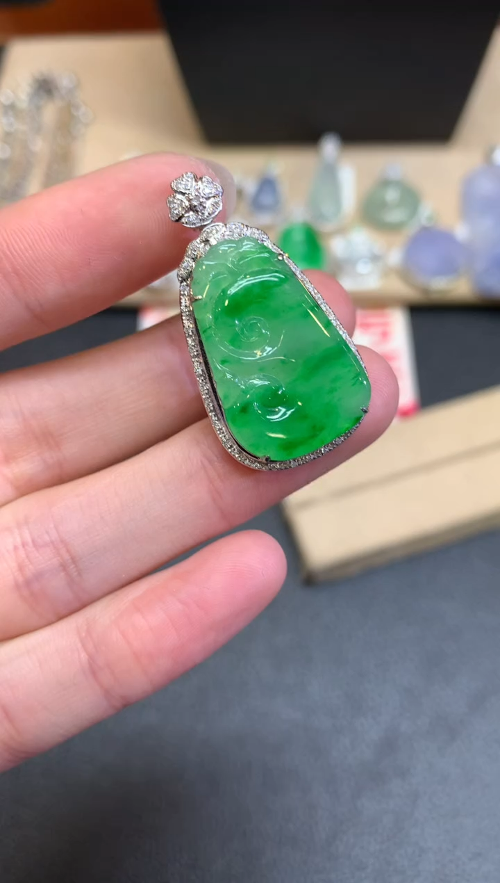 【闪购商品】翡翠颈饰18K金镶嵌如意【无服务费】