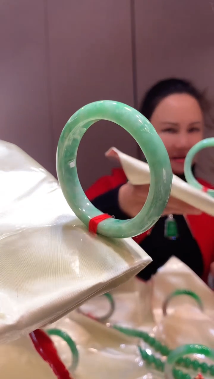 【闪购商品】翡翠手镯未镶嵌手镯 