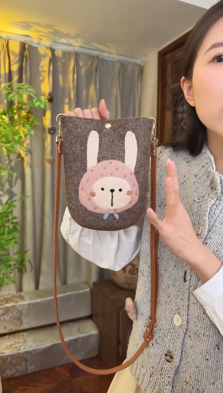 羊毛非遗羊毛毡包 手机包兔子