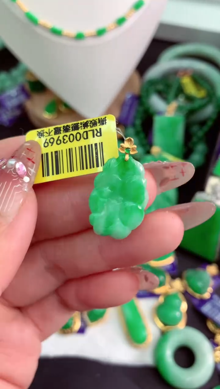 翡翠18K金镶嵌颈饰挂件