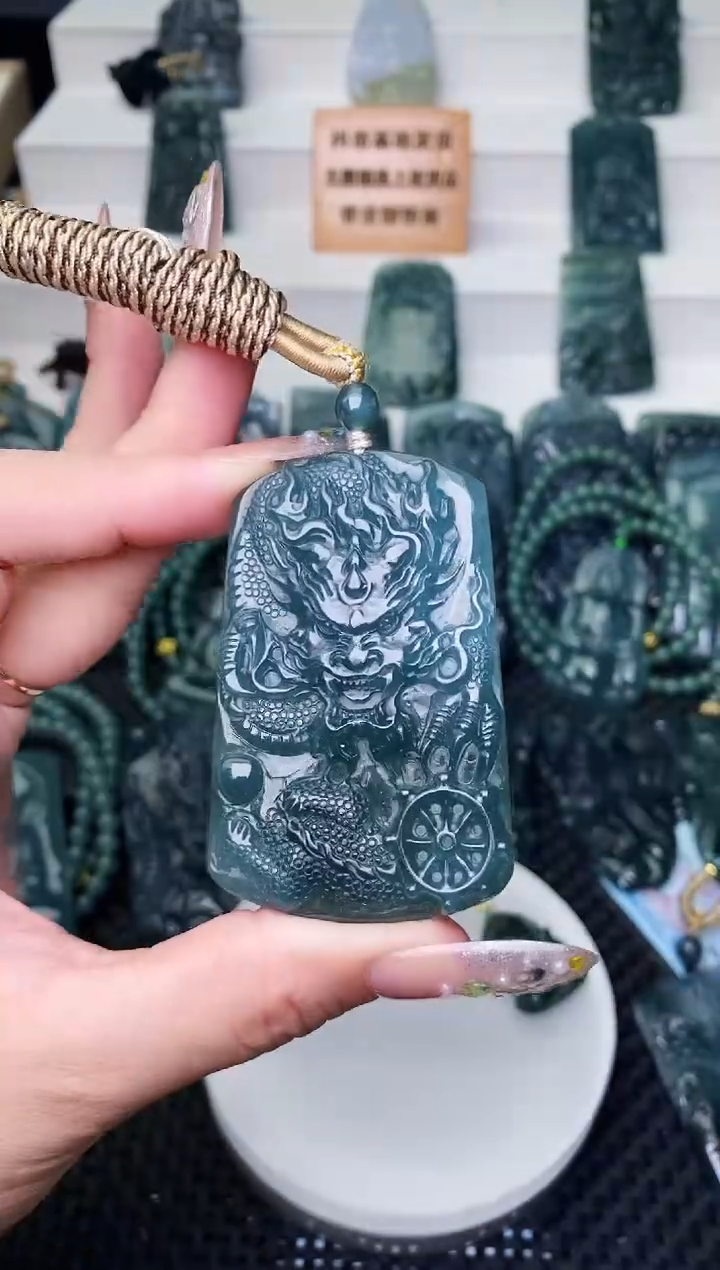 颈饰未镶嵌翡翠 