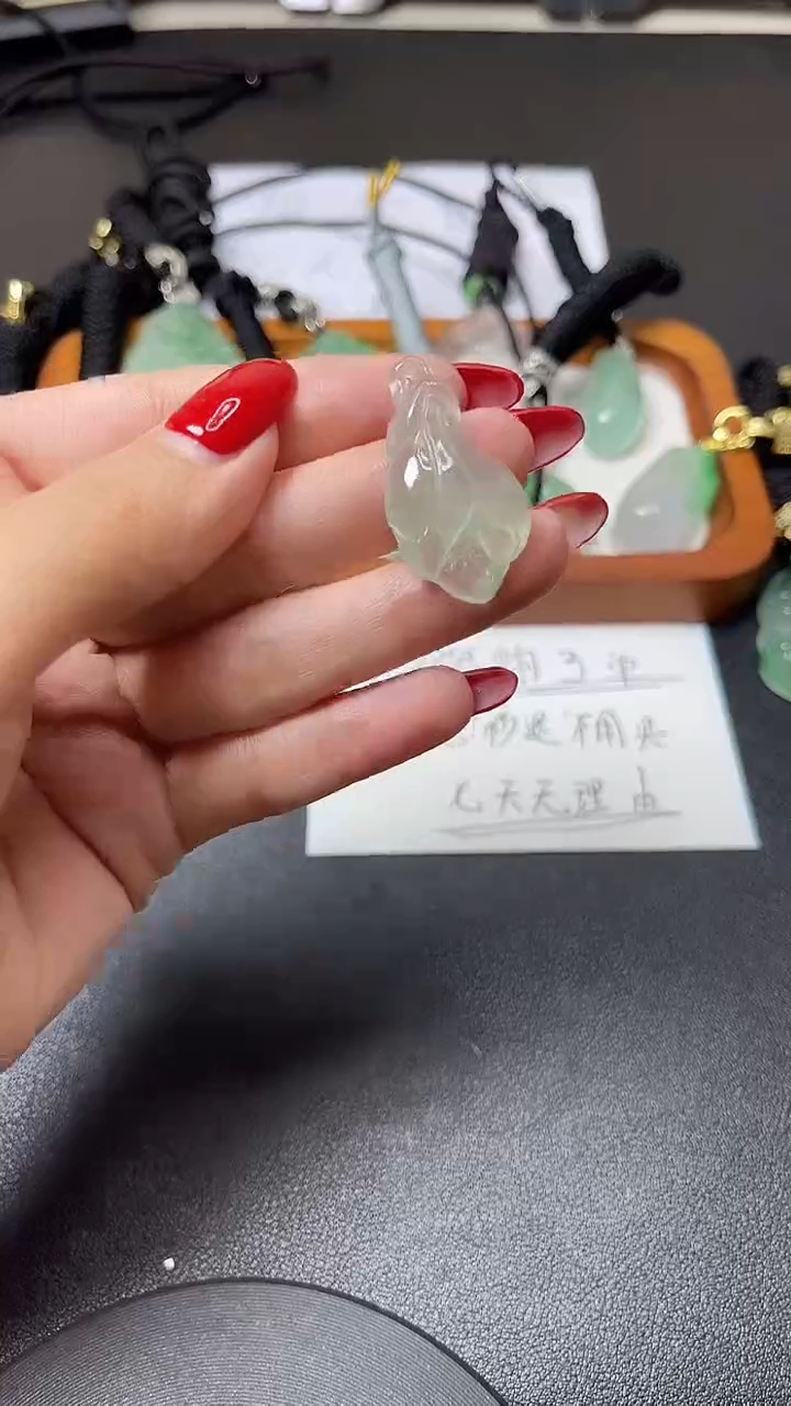 翡翠未镶嵌颈饰料裴翠时尚女士精品吊坠