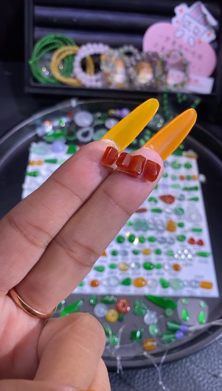 未镶嵌挂件翡翠切割