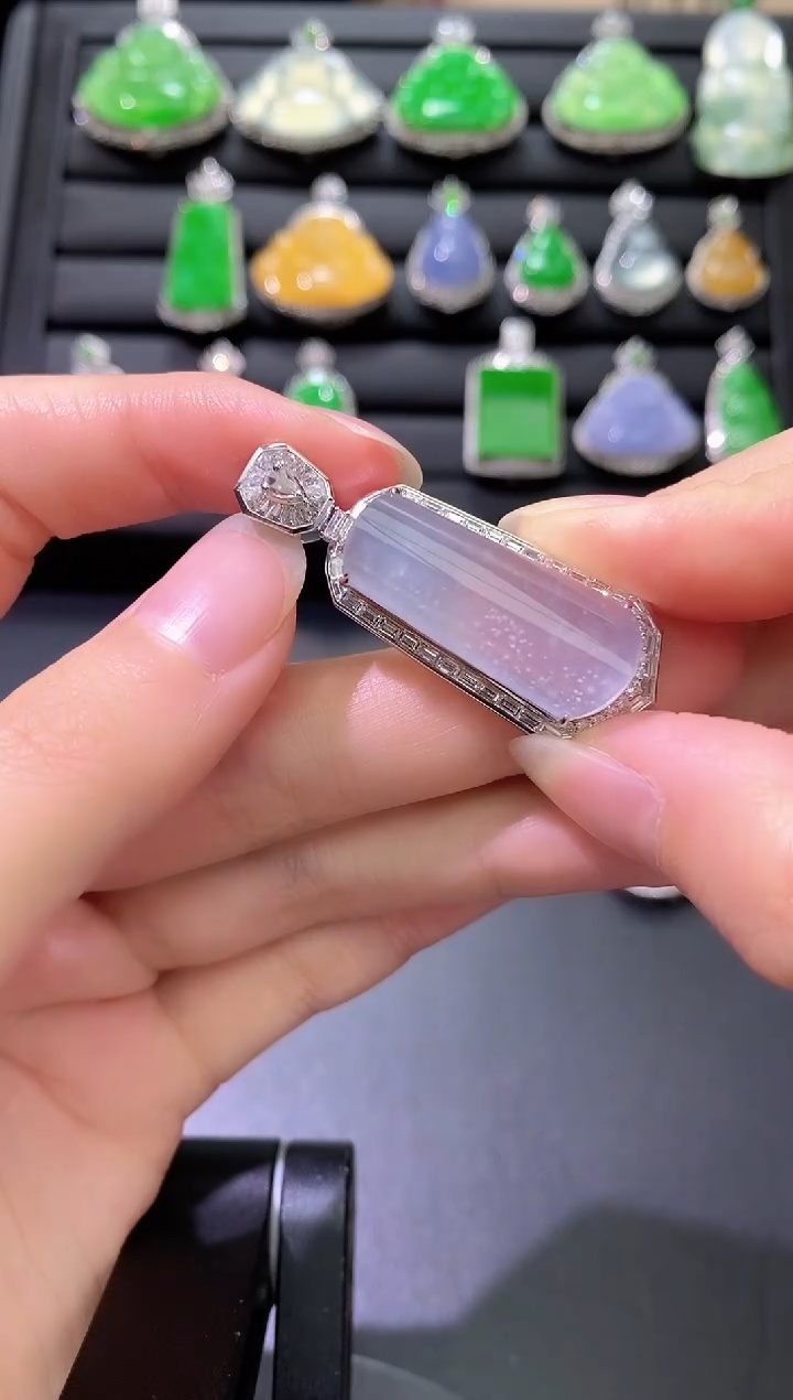 颈饰18K金镶嵌翡翠无事牌